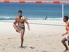 José Loreto joga futevôlei na praia