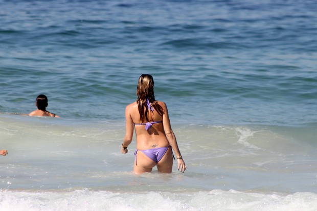 Luana Piovani na praia (Foto: Jc pereira/agnews)