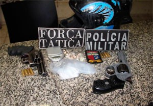 Polícia apresentou as armas e as drogas apreendidas na residência dos acusados (Foto: Marcelino Neto)