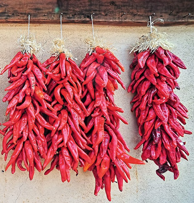 Pimentas (os chilis) pendurados para secar, nos mercados da Cidade do México (Foto: Thinkstock)