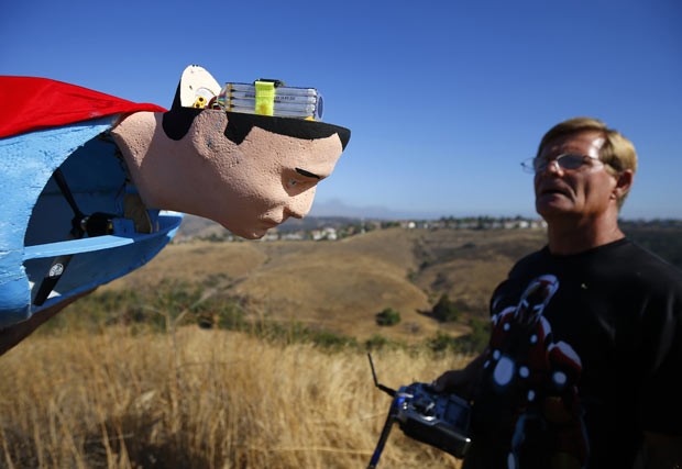 Americanos criam aeromodelo do Superman (Foto: Mike Blake/Reuters)