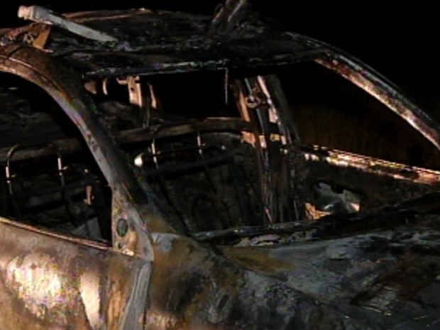 Carro da polícia foi completamente destruído pelas chamas (Foto: Reprodução/TV Tem) Carro da polícia foi completamente destruído pelas chamas (Foto: Reprodução/TV Tem)
