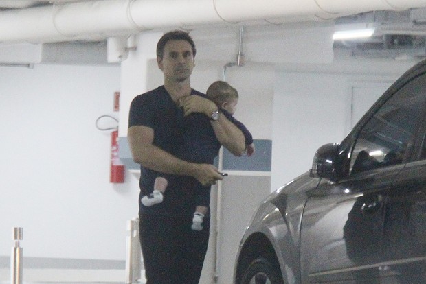 Murilo Rosa e filhos no estacionamento de shopping (Foto: Delson Silva / Agnews)