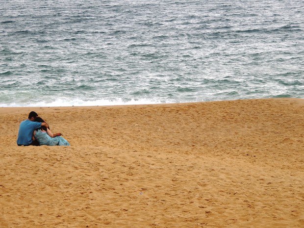 Faixa de areia larga atrai turistas que preferem praias tranquilas, embora mar seja agitado (Foto: Géssica Valentini/G1)