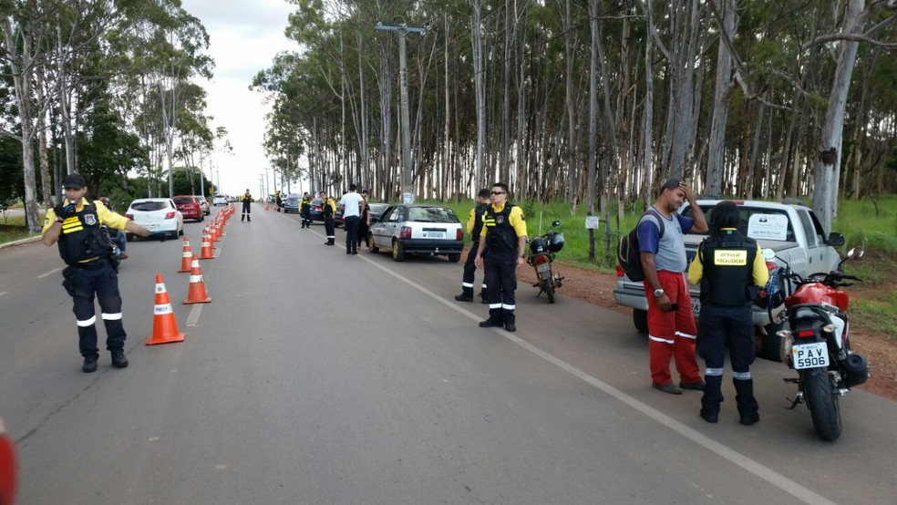 Agentes do Detran fazem blitz em via do DF, encostrando carros na lateral da pista (Foto: Detran/Divulgação)