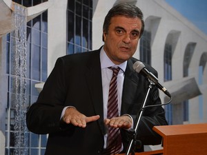 O ministro José Eduardo Cardozo durante entrevista (Foto: Valter Campanato / Agência Brasil)