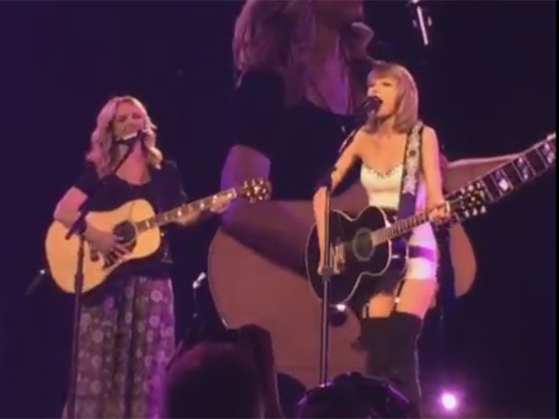 A atiz Lisa Kudrow, a Phoebe 'Friends', canta seu hit na série, 'Smelly cat', com Taylor Swift em show nesta quarta-feira (26) em Los Angeles (Foto: Reprodução/Twitter/The Rob Ellis Show) A atiz Lisa Kudrow, a Phoebe 'Friends', canta seu hit na série, 'Smelly cat', com Taylor Swift em show nesta quarta-feira (26) em Los Angeles (Foto: Reprodução/Twitter/The Rob Ellis Show)