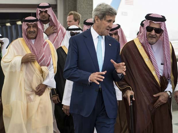 Secretário de Estado dos EUA, John Kerry, conversa nesta quinta-feira (11) com o chanceler saudita, o príncipe Al Faisal, no aeroporto internacional Rei Abdulaziz, em Jeddah, na Arábia Saudita. (Foto: REUTERS/Brendan Smialowski/Pool)