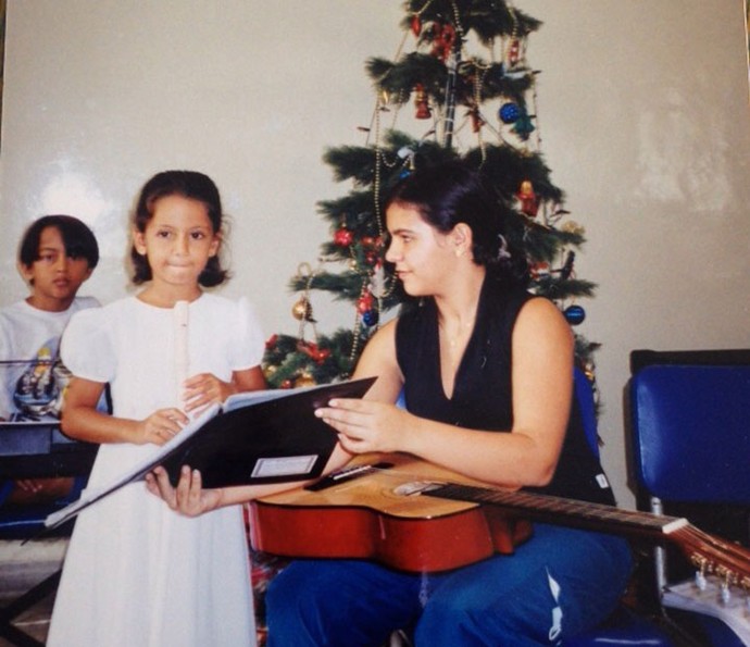 Lara Coutinho (de branco) tocando flauta no Natal: 'Sempre gostei do palco' (Foto: Arquivo Pessoal)