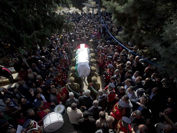 Soldados palestinos carregam caixão com corpo do minsitro Ziad Abu Ain nesta quinta-feira (11) na Cisjordânia (Foto: AP Photo/Majdi Mohammed)