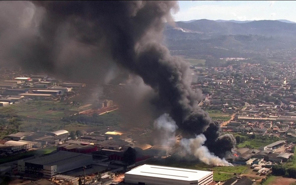 Fogo atinge fábrica em Guarulhos (Foto: Reprodução/TV Globo)