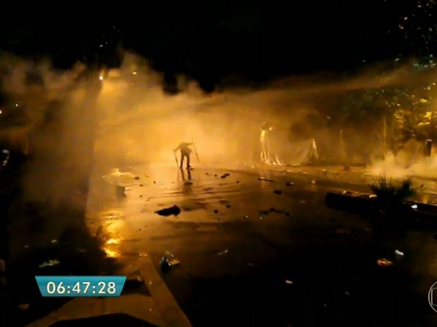 Jatos de água foram usados para dispersar os manifestantes (Foto: TV Globo/Reprodução)