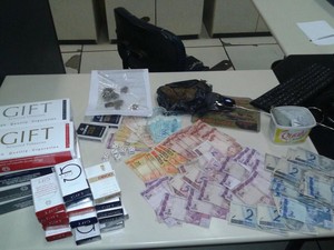 Material foi apreendido em um bar de Itaperuna (Foto: Divulgação Polícia Militar)