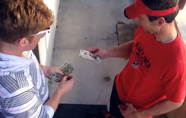Mágico Stuart Edge surpreendeu os entregadores ao dar gorjeta de US$ 100 (Foto: Reprodução/YouTube/Stuart Edge)