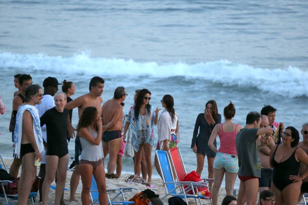 Nanda Costa e amigos na praia do Arpoador, RJ (Foto: André Freitas / AgNews)