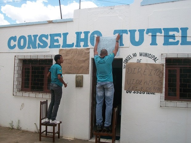 Conselheiros cruzam braços e colam cartazes na sede do órgão. (Foto: Arquivo Pessoal/Jônatas Santos)