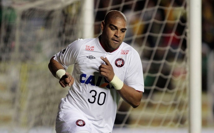 Adriano The Strongest x Atletico-PR (Foto: Reuters)