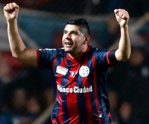 Nestor Ortigoza comemoração  San Lorenzo x Nacional-PAR  final (Foto: Reuters)