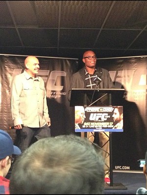Anderson Silva fala com a imprensa em Montreal, antes do UFC 154 (Foto: Reprodução / Twitter)