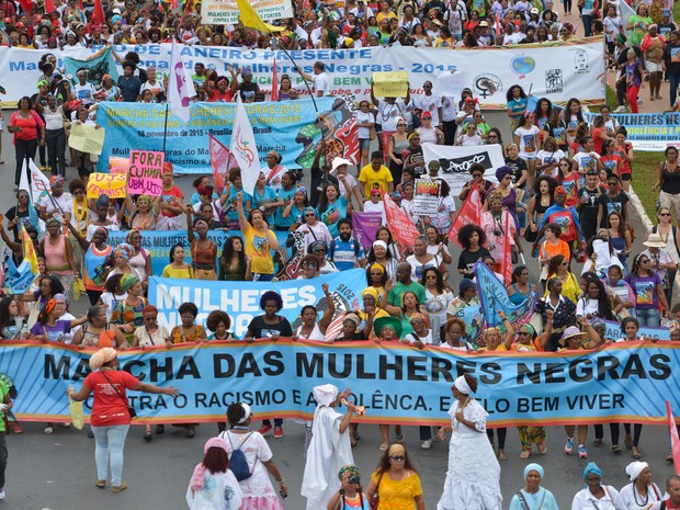 Pessoas participam da marcha das mulheres negras contra o racismo, a violência e pelo bem viver em Brasília (Foto: Marcelo Casal Jr/Agência Brasil)