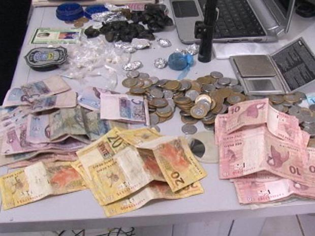 Material apreendido pela polícia na casa do suspeito (Foto: Diaadiapicos.com)