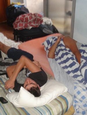 Jogadores dormem na sala do alojamento cedido pelo clube (Foto: Lindomar Cailton / Diário da Franca)
