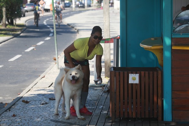 Adriana Bombom caminha com seu cachorro (Foto: Dilson Silva/Agnews)