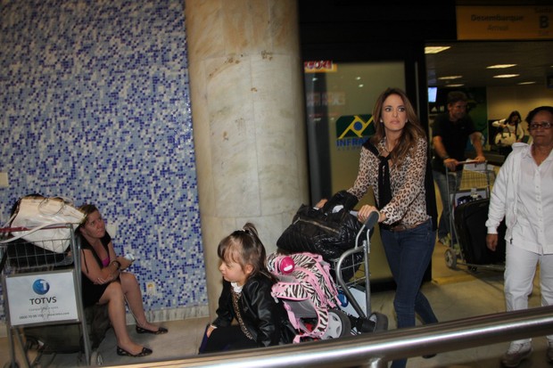 Ticiane Pinheiro com Rafa Justus no aeroporto (Foto: Marcello Sá Barreto / AgNews)