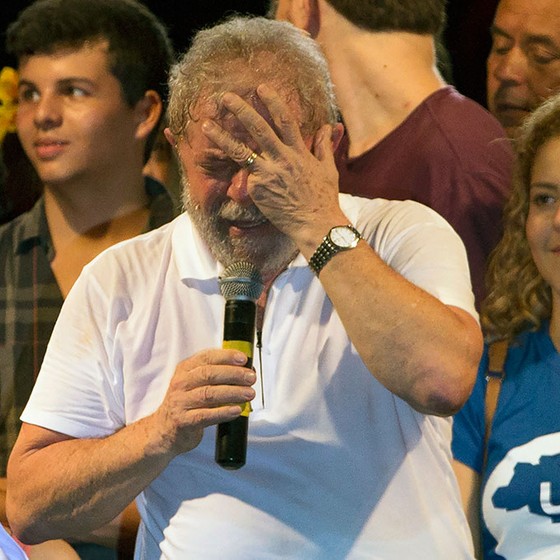 O ex-presidente Lula discursa durante manifestação pró-governo dia 11 de abril no Rio de Janeiro (Foto: AP Photo/Leo Correa)