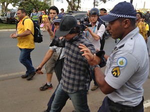 Manifestante detido em ato contra a Copa, no dia da abertura, próximo à área do Fan Fest Fifa no DF (Foto: Felipe Néri/G1)