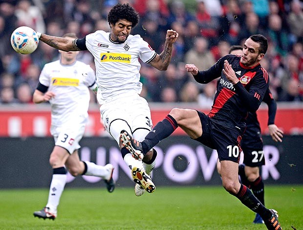 Renato Augusto e Dante no jogo do Bayer Leverkusen contra o Moenchengladbach (Foto: AP)