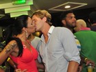 Ariadna beija muito o namorado em noite de pré-réveillon no Rio