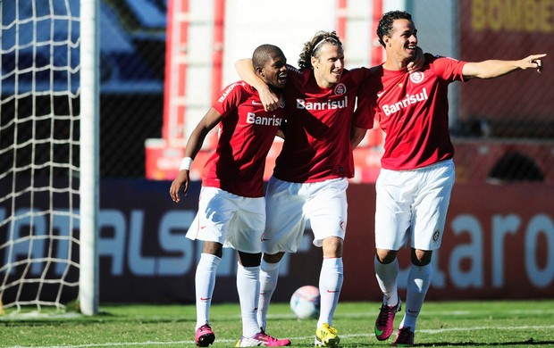 Damião e Forlán comemoram gol contra o Juventude (Foto: Alexandre Lops / Inter, DVG)