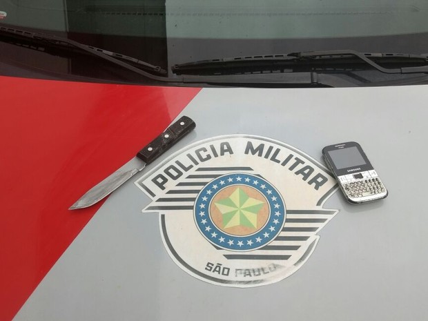 Faca usada no crime e celular da vítima foram apreendidos em Praia Grande (Foto: G1)