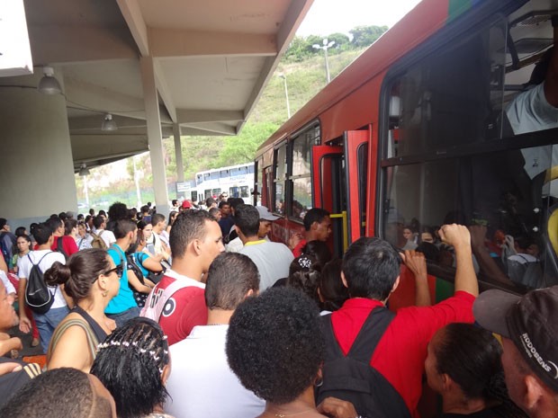 Usuários de transporte coletivo enfrentam tumulto e empurra-empurra durante embarque no Terminal da Macaxeira, Zona Norte do Recife (Foto: Penélope Araújo/G1)