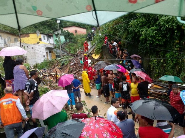 Desabamento de barreira em Águas Compridas (Foto: Reprodução/Whatsapp)