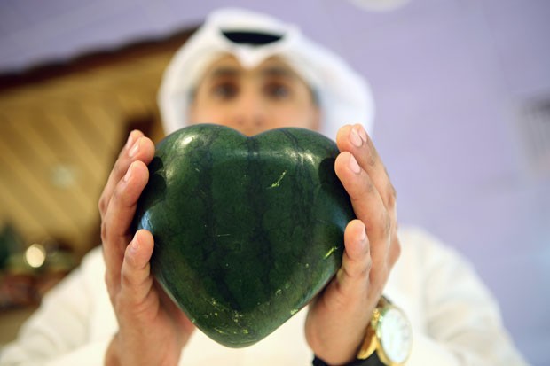 Um supermercado no Kuwait vende melancias no formato de coração por US$ 350 (R$ 793). A fruta curiosa é importada do Japão (Foto: Yasser Al-Zayyat/AFP)