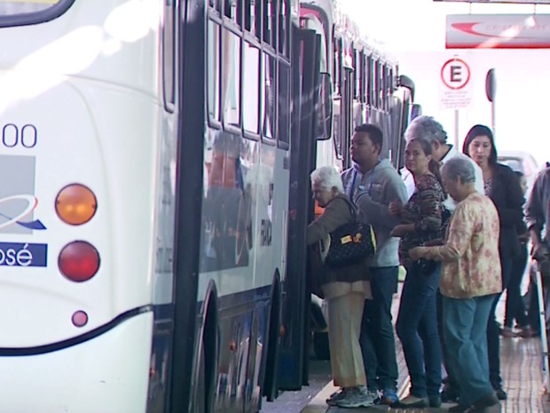 Passageiros não concordam com aumento de R$0,30 no valor das passagens (Foto: José Augusto Júniro/EPTV)