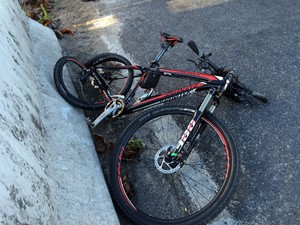 PRF acredita que ciclista foi atropelado e que motorista fugiu (Foto: Walter Paparazzo/G1)