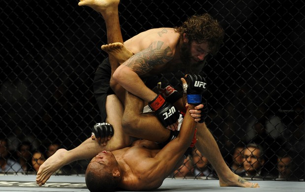 UFC 173 Michael Chiesa e Francisco Massaranduba (Foto: Agência Reuters)