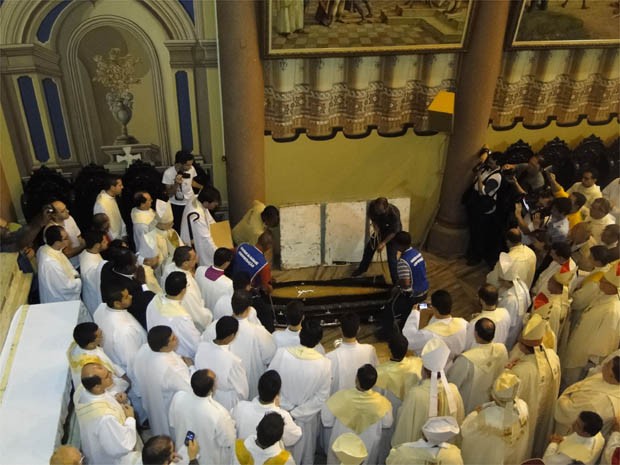 Dom Joviano foi enterrado no altar da catedral, na mesma cripta do terceiro arcebispo de Ribeirão Preto, Dom Felício da Cunha Vasconcellos (Foto: Adriano Oliveira/G1)
