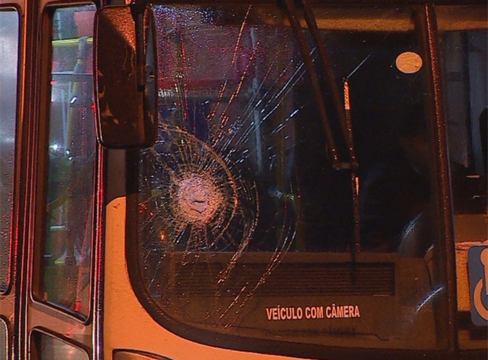Ônibus da Carris foi apedrejado na saída de garagem em Porto Alegre (Foto: Reprodução/RBS TV)