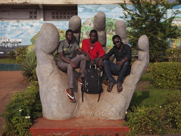 Trio posou em escultura que retrata mão aberta na cidade de  Bangui, na República Centro-Africana (Foto: Joe Penney/Reuters)