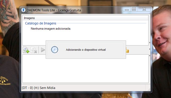 Aguarde enquanto o Daemon Tools configura a Unidade Virtual (Foto:Reprodução/Henrique Duarte)