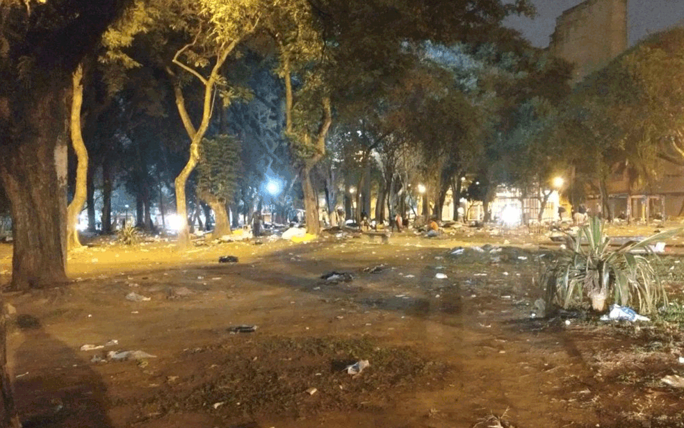 Praça Princesa Isabel tomada por lixo e vazia apósa saída dos usuários de drogas (Foto: Arquivo Pessoal )