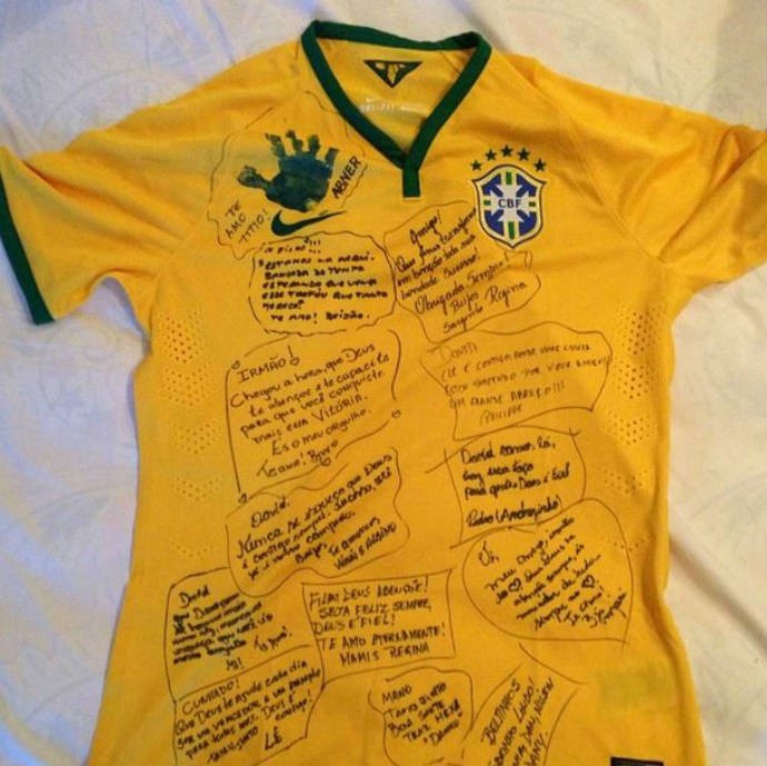 David Luiz recebe camisa autografada por amigos e família (Foto: Reprodução)