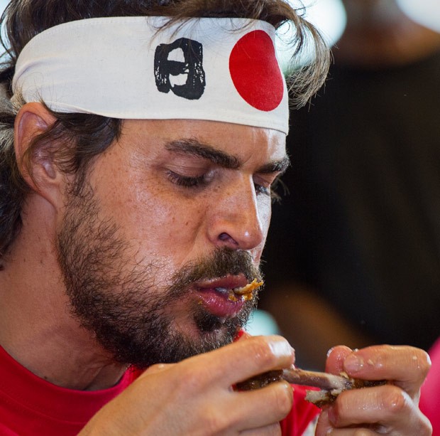Ian Hickman, de 32 anos, devorou 26 asas de frango em cinco minutos (Foto: Paul J. Richards/AFP) Ian Hickman, de 32 anos, devorou 26 asas de frango em cinco minutos (Foto: Paul J. Richards/AFP)