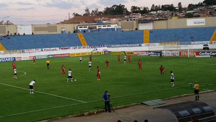 Boa Esporte e Atlético-GO empatam em 2 a 2 em Varginha (Foto: Régis Melo) Boa Esporte e Atlético-GO empatam em 2 a 2 em Varginha (Foto: Régis Melo)