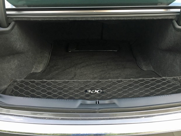 Porta-malas de 500 litros do Chrysler 300C Ã© generoso (Foto: AndrÃ© PaixÃ£o/G1)