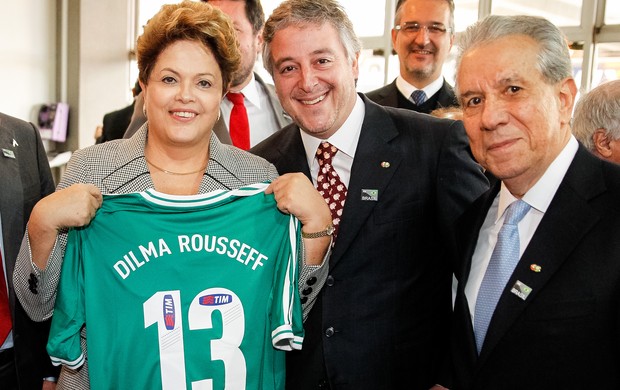 Dilma recebe a camisa do Palmeiras do presidente Paulo Nobre (Foto:  Roberto Stuckert Filho/Oficial da Presidência da República.)